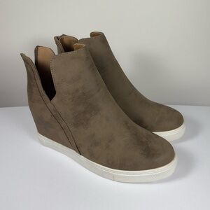 NIB VOLATILE Women’s Central Slip on Wedge Ankle Bootie Taupe Size 9